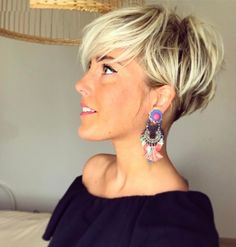 Heb jij de Undercut trend al uitgeprobeerd in jouw korte kapsel? Ook in 2017 is de Undercut nog steeds een populaire trend en is deze echt prachtig te combineren in een kort kapsel! - Kapsels voor haar Hair Styles 2017, Blonde Pixie, Great Hair, Hair Dos, Womens Haircuts