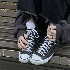 Converse Aesthetic, Thalia Grace, Dr Shoes, Black Converse, Estilo Punk, Sirius Black, Grunge Style, Grunge Aesthetic, Chuck Taylor Sneakers