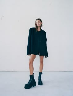 Soft Goth Outfits, Mode Poses, Wardrobe Nyc, Hailey Bieber, Mode Inspiration, Minimal Fashion, Kendall Jenner, Vivienne Westwood, Minimalist Fashion