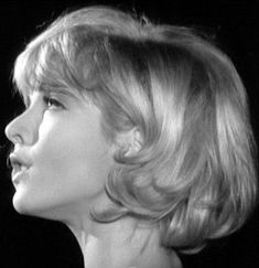 Sylvie Vartan, European Women, Baby Boomer, روتين العناية بالبشرة, Vintage Hairstyles, Cut And Color