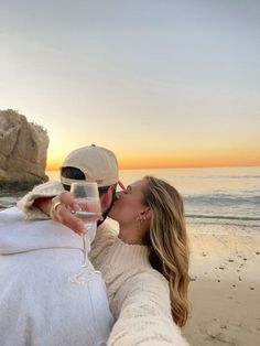 15 Best Romantic Beach Couple Poses 2024 | Beach Pictures Inspo Relationship Beach Pictures, Couples Pics Beach, Couple Poses Holiday, Soft Launch Beach Pics, Couple Vacation Pictures Aesthetic, Couple Photo Sunset, Couple Poses On Vacation, Florida Couple Pictures, Couple Beach Pictures Selfies