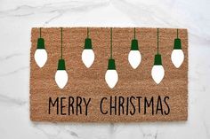 28 Easy DIY Christmas Door Mats » Lady Decluttered Diy Christmas Doormat Ideas, Christmas Outdoor Mats, Christmas Outdoor Rug, Christmas Door Mat Ideas Diy, Diy Holiday Door Mat, Christmas Mats Front Door, Diy Christmas Welcome Mat