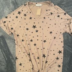 Nwt Women’s Star T-Shirt. Tag Says 8, But Fits Like A Medium Star Tshirt, Star T Shirt, Shirt Tag, S Star, Black And Brown, Colorful Shirts, Womens Tops, Tops & Tees, Stars