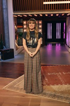 Soft Edgy Outfits, Wide Pants Outfit, Kelly Clarkson Show, Wide Leg Pants Outfit, Dress Up Jeans, 70s Inspired Fashion, Drew Barrymore, Pleated Trousers, January 26