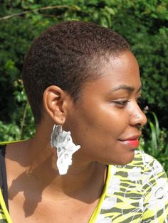 short cut Cut Hair Styles, Ladies Short Hair, Natural Hair Twa, Africa Earrings, Tapered Natural Hair, Natural Hair Cuts, Natural Hair Short Cuts