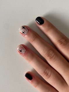 Nails For Orchestra, Nail Rock Style, Simple Shellac Nails Designs, Natural Length Nail Designs, Kpop Inspired Nails Skz, Nail Art Black Aesthetic, Short Natural Nail Designs Gel, Natural Nail Ideas Short, Gel Nail Black