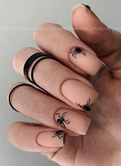 Nails Halloween Aesthetic, Trendy Nails Ideas 2023, Halloween Nails 2023, Nude Halloween Nails, Ongles Beiges, Spider Nail, Black Halloween Nails, Holloween Nails, Cute Halloween Nails