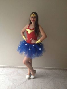 Essa fantasia de mulher maravilha, além de linda é muito barata! Como fazer -> @dicasdalopo (no instagram) Super Hero Theme, Marvel Clothes, Superhero Birthday, Family Halloween, Diy Halloween Costumes, Couples Costumes, Costume Party, Halloween Outfits, Halloween Diy