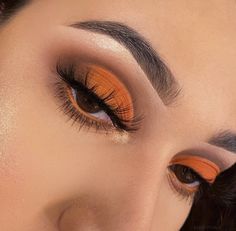 Orange Eye Looks Eyeshadows, Makeup Ideas Orange Brown, Makeup Orange Eyeshadow, Makeup Eyeshadow Looks, Baddie Eyeshadow Looks, Simple Orange Eyeshadow Looks, Cute Eyeshadow Ideas, Eyeshadow Looks Orange Brown, Fall Eye Makeup