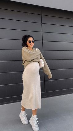 Fall Maternity Outfits, Casual Maternity Outfits, Winter Maternity Outfits, Maternity Street Style, A Pregnant Woman