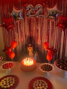 Decoração de aniversário vermelha, tema 22, Taylor Swift Fireplace Tv Wall Decor, Red Birthday Party, Sweet Sixteen Birthday Party Ideas, Room 2023, 20th Birthday Party, Fireplace Tv Wall, Cute Birthday Pictures, Cute Birthday Ideas