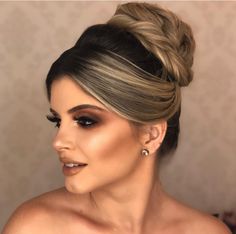 Wedding Hair Side, Bridal Bun, Mother Of The Bride Hair, Quince Hairstyles, Hairstyle Tutorial, Latest Hairstyles, Just Girl Things, Bride Hairstyles, Wedding Looks