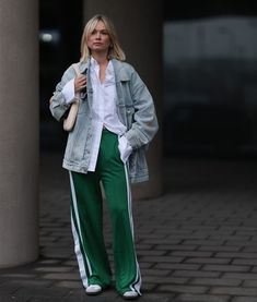 Adidas Track Pants Outfit, Adidas Street Style, Adidas Pants Outfit, Sport Casual Outfit, Track Pants Outfit, Adidas Hose, Look Adidas, Style Casual Chic