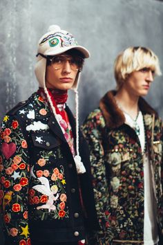 Gucci menswear backstage Mens Embroidered Jacket, Jacket Runway, Style Hippie Chic, Gucci Menswear, F Men, Gucci Jacket, Gucci Gucci, Ropa Diy