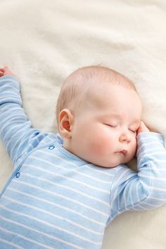 Any parent dealing with four month sleep regression will tell you it’s no laughing matter. Here, experts break down everything you need to know. Baby Sleep Consultant, Newborn Tips, Baby Shower Wording, Healthy Sleep Habits, Sleep Consultant, Baby Sleep Sack, Sleep Tips, Baby Sleepers, Lovey Blanket