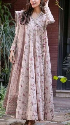 Pakistani Anarkali Suits, Simple Dress Casual, Long Frock Designs, Pakistani Dresses Casual, Salwar Kamiz, Mode Abaya