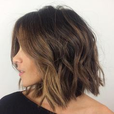 Messy Wavy Bob Haircut Short Fine Hair Brunette, Stacked Brunette Bob, Shaggy Bob Brunette, Face Frame Bob, Brunette Bob Balayage, Straight Textured Bob, Wavy Chin Length Hair, Bob Balayage Brunette, Hair Framing Face