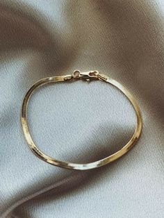 Herringbone Bracelet, Dainty Gold Jewelry, Gold Chain Design, Wrist Jewelry, Gold Bride Jewelry, Gold Rings Fashion, Jewelry Accessories Ideas, Gold Bracelet For Women, Bridal Gold Jewellery Designs