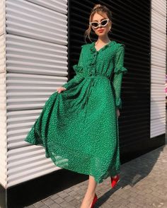 Oh yes! This is 💗💗💗💗! Fashion 2020, Types Of Dresses, Red Shoes, Outfits Casuales, Primavera Estate, Hijab Fashion, Green Dress, Dress To Impress