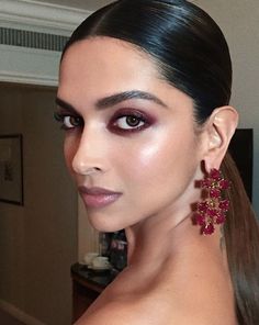 Maroon Dress Makeup, Fall Bridal Makeup, Burgundy Makeup Look, Eye Makeup Natural, Celebrity Makeup Looks