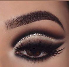 Blue Smokey Eye, Trendy Eyeshadow, Eyeshadow For Brown Eyes, Linda Hallberg, Glitter Eye Makeup, Makeup Tutorial Eyeshadow, How To Apply Eyeshadow, Elegant Makeup, Trendy Makeup