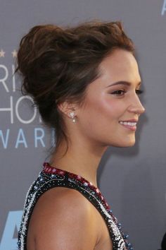 Alicia Vikander's Wispy Red Carpet 'Do - Hair Updos: The Easy-To-Copy Styles From The Red Carpet Alicia Vikander Hair, Red Carpet Updo, Red Carpet Hairstyles, Laura Vandervoort, Red Carpet Hair, Elsa Pataky, Alicia Vikander, Makeup Eyes, Jennifer Morrison