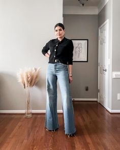 21 Amazing Wide Leg Jeans Outfits I'm Wearing On Repeat - The Wandering Girl Raw Hem Jeans Outfit, Frayed Jeans Outfit, Wide Legged Jeans Outfit, Japan Weather, High Waisted Wide Leg Jeans Outfit, Black Wide Leg Jeans Outfit, Wide Leg Jeans Outfit Fall, Outfits With Wide Leg Jeans, Dark Denim Jeans Outfit