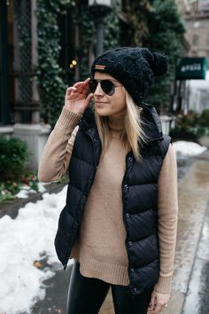 J.Crew Puffer Vest | Black and Camel Winter Outfit Idea Vinter Mode Outfits, Fall Outfits Ideas, Mode Boho, Trendy Winter, Mode Casual, Update Your Wardrobe, Black Women Fashion, Vest Outfits