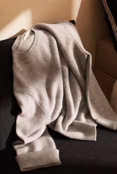 Linen Editorial, Cashmere Sweater Women, Minimal Outfit, Sweater Collection, Tech Fashion, Warm Outfits