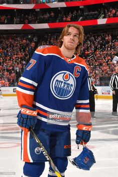 the edmonton oilers'goalie is standing on the ice in front of an audience