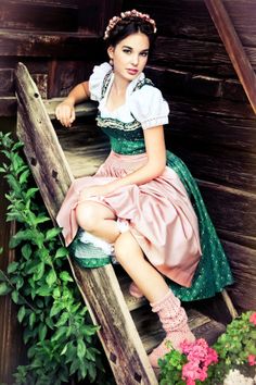 Dirndl Contest on my Blog, check it out ;) http://love-carrie.blogspot.de/2013/09/trachtenzeit.html Beer Girl, Maid Dress, Feminine Dress