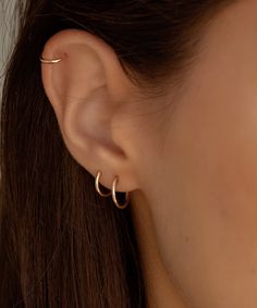 Earrings to live in. Safe for sensitve ears. Basic Ear Piercings, 1st And 2nd Ear Piercings, 2nd Ear Piercing Ideas, 2nd Ear Piercing, 2 Ear Piercings, Double Lobe Piercing, Minimalist Ear Piercings, Second Ear Piercing, Jewelry Styling