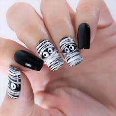 Easy Spooky Nail Designs, Mummy Nails, Nails Details, Spider Gel, Holloween Nails, Spa Lounge, Halloween Nails Easy, Halloween Acrylic Nails