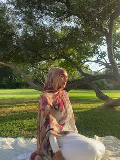 Vela Watercolor Hijab, Modal Hijab Aesthetic, Picnic Outfit Hijab, Picnic Blanket Aesthetic, Vela Hijab, White Picnic Blanket, Muslimah Lifestyle, Hijabi Princess, Outfit Inspo Back To School