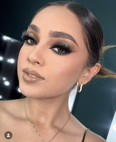 Emerald Green Makeup Looks Hooded Eyes, Emerald Green Wedding Makeup Looks, Emerald Green Makeup Looks Quince, Emerald Green Quince Makeup, Emerald Dress Makeup, Dark Green Prom Makeup, Emerald Green Dress Makeup Ideas, Makeup For Emerald Green Dress, Makeup Looks For Green Dress