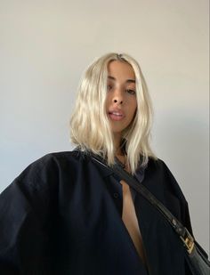 Short Bleach Blonde Hair, Blonde Asian Hair, Short Bleached Hair, Outfits Minimal, Trending Looks, Dark Eyebrows, Minimalist Street Style, Inspo Hair, Bleach Blonde Hair