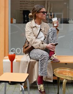 Burgundy Sneakers Outfit, Red Sox Outfit, Maroon Outfit, Burgundy Sneakers, Looks Jeans, Burgundy Outfit