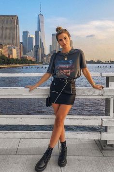 Graphic Tee Outfit Fall, Style Doc Martens, Cass Dimicco, Style College, Doc Martens Outfit, Leather Skirt Outfit, Fest Outfits, Graphic Tee Outfits, Rock Outfit