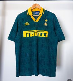 Jersey Ideas, Vintage Football Shirts, Mens Fashion Wear, Retro Football, Retro Tee, Vintage Football, Football Kits, Jersey Design