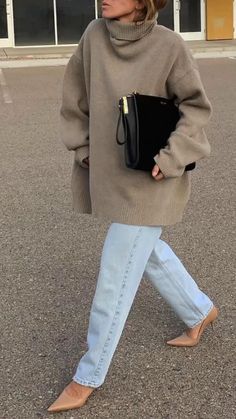 2023 Style Aesthetic, Chic Sightseeing Outfits, Wise Leg Jeans Outfit Winter, Highwaistedjeans Outfits, 90s Clubbing Outfit, January Fits, Mint Sweater Outfit, 75 Degree Weather Outfit, Commuter Outfit