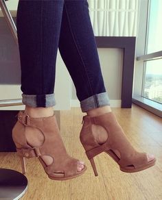 This Pin was discovered by Kenia Yoselin. Discover (and save!) your own Pins on Pinterest. Nice Clothes, Womens Summer Shoes, 25th Birthday, Stiletto Sandals, Fabulous Shoes, Fashion High Heels, Crazy Shoes, Dream Shoes, Shoe Game