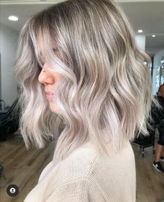 Short Icy Blonde Hair Bob, Ash Blonde Hair Colour Short Hair, Ashy Short Blonde Hair, Short Dimensional Blonde, Ashy Blonde Bob, Ashy Blonde Hair With Lowlights, Blonde Medium Bob, Blonde Grey Hair, Blond Ash