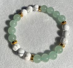 Green Aventurine is known as the stone of opportunity. It's winning energy attracts good luck and boosts one's chances in any situation Stones Bracelets Ideas, Gemstone Beaded Jewelry, Beaded Stone Bracelets, Crystal Beads Bracelet Design, Green And White Beaded Bracelet, Sage Green Bracelets, White Bracelet Ideas, Cute Green Beaded Bracelets, Natural Stone Bracelet Ideas