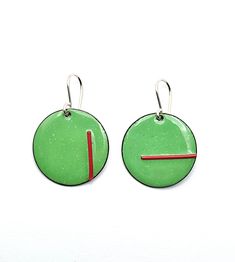 Green earrings made on enameled copper and silver ear wires. Simple and assimetric design, in a striking color combination, green and raised red líne. Circle dangle earrings wearable for every day. Other colors combination and bigger size available in this shop. Silicone plugs and gift box included. Handmade Metal Earrings, Watercolor Jewelry, Different Earrings, Enameling Jewelry, Ceramic Accessory, Cute Stud Earrings, Earrings Circle, Mixed Media Jewelry, Wire Jewelry Designs