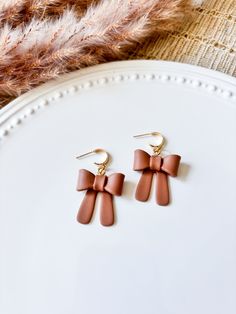 the small bow earrings are brown and gold