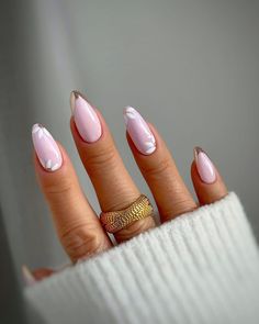 A delicate floral design combining neutral tones with soft white petal accents. The intricate flowers on each nail add a touch of elegance and charm. The glossy finish and almond-shaped nails enhance the natural beauty of this subtle yet sophisticated manicure, perfect for everyday wear.@monika__nails Pink Nails Simple, Sophisticated Manicure, Beige Nails