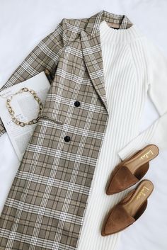 #lovelulus Workplace Outfits, Classic Fits, Beige Fashion, Fall Fashion Coats, Insta Bio, Paris Aesthetic, Flat Lays, Elegante Casual, Clothing Photography