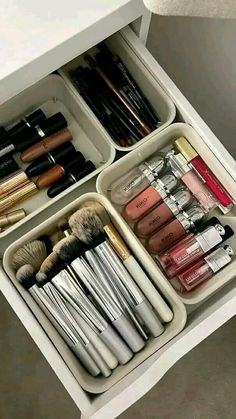 Draw Organisers Makeup, Clean Girl Organization, Organised Makeup Drawer, Makeup Vanity Drawer Organization, Make Up Drawer Organisation, Room Organisation Aesthetic, Draw Organisation, Rangement Make Up, Make Up Organizing