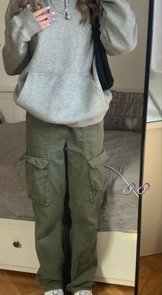 Giulia Women Three Piece Outfits Loose Shorts Suit Fall Outfit Inspo College, Cute Fall Streetwear Outfits, Cute Outfits With Cargos, Green Nike Hoodie Outfit, Cargos And Hoodie Outfit, Outfits For School Streetwear, Cargo And Hoodie Outfit, Hoodie And Cargos, Fits With Glasses