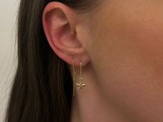 🌟 14K GOLD FILLED STAR THREADER EARRINGS BY QUINNEY A subtle nod to the night sky with our 14K Gold Filled Star Threader Earrings. Featuring minimalist celestial star dangles on a sleek box chain, they're perfect for everyday wear. ✨ WHY CHOOSE OUR THREADER EARRINGS? LUXURY & DURABILITY: Premium 14K Gold Filled materials. VERSATILE DESIGN: Adapts to single or multi-piercing styles. HYPOALLERGENIC COMFORT: Perfect for sensitive skin. ARTISAN MADE: Expertly crafted by Laura in Victoria, BC, refle Piercing Styles, Victoria Bc, Earrings Dainty, Vermeil Jewelry, Experience Gifts, Threader Earrings, Style Expert, Earrings Collection, Gold Filled Jewelry